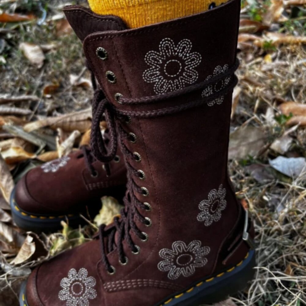 Dark Brown ~ DR. MARTENS 1B99 DUNNET FLOWER E.H Suede PLATFORM BOOTS ~ RARE FIND - Picture 9 of 16